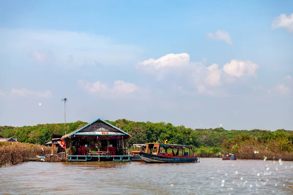Tonle SAP, Kamboçya - Şubat 2014: Kampong Phluk köyü kuraklık döneminde. Siem Reap, Kamboçya yakınlarındaki Kamboçya köyünün sakinlerinin yaşamı ve çalışmaları