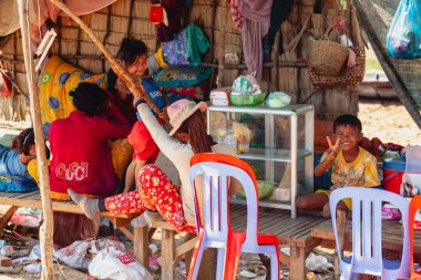Tonle SAP, Kamboçya - Şubat 2014: Kampong Phluk köyü kuraklık döneminde. Siem Reap, Kamboçya yakınlarındaki Kamboçya köyünün sakinlerinin yaşamı ve çalışmaları