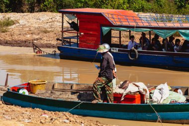 Tonle SAP, Kamboçya - Şubat 2014: Kampong Phluk köyü kuraklık döneminde. Siem Reap, Kamboçya yakınlarındaki Kamboçya köyünün sakinlerinin yaşamı ve çalışmaları