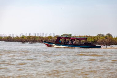 Tonle SAP, Kamboçya - Şubat 2014: Kampong Phluk köyü kuraklık döneminde. Siem Reap, Kamboçya yakınlarındaki Kamboçya köyünün sakinlerinin yaşamı ve çalışmaları