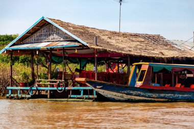 Tonle SAP, Kamboçya - Şubat 2014: Kampong Phluk köyü kuraklık döneminde. Siem Reap, Kamboçya yakınlarındaki Kamboçya köyünün sakinlerinin yaşamı ve çalışmaları