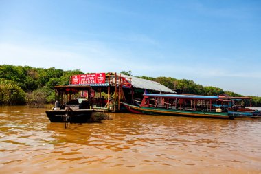 Tonle SAP, Kamboçya - Şubat 2014: Kampong Phluk köyü kuraklık döneminde. Siem Reap, Kamboçya yakınlarındaki Kamboçya köyünün sakinlerinin yaşamı ve çalışmaları