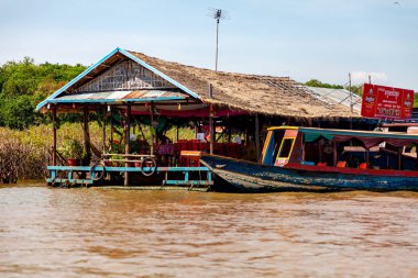 Tonle SAP, Kamboçya - Şubat 2014: Kampong Phluk köyü kuraklık döneminde. Siem Reap, Kamboçya yakınlarındaki Kamboçya köyünün sakinlerinin yaşamı ve çalışmaları