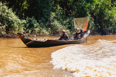 Tonle SAP, Kamboçya - Şubat 2014: Kampong Phluk köyü kuraklık döneminde. Siem Reap, Kamboçya yakınlarındaki Kamboçya köyünün sakinlerinin yaşamı ve çalışmaları