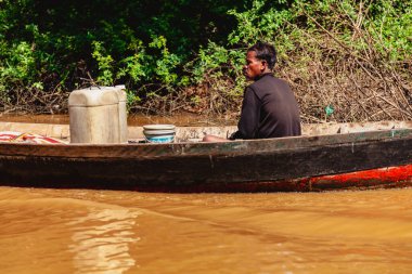 Tonle SAP, Kamboçya - Şubat 2014: Kampong Phluk köyü kuraklık döneminde. Siem Reap, Kamboçya yakınlarındaki Kamboçya köyünün sakinlerinin yaşamı ve çalışmaları