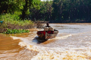 Tonle SAP, Kamboçya - Şubat 2014: Kampong Phluk köyü kuraklık döneminde. Siem Reap, Kamboçya yakınlarındaki Kamboçya köyünün sakinlerinin yaşamı ve çalışmaları