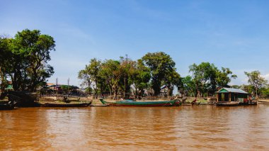 Tonle SAP, Kamboçya - Şubat 2014: Kampong Phluk köyü kuraklık döneminde. Siem Reap, Kamboçya yakınlarındaki Kamboçya köyünün sakinlerinin yaşamı ve çalışmaları