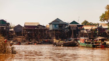 Tonle SAP, Kamboçya - Şubat 2014: Kampong Phluk köyü kuraklık döneminde. Siem Reap, Kamboçya yakınlarındaki Kamboçya köyünün sakinlerinin yaşamı ve çalışmaları
