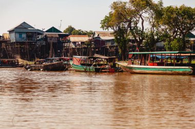 Tonle SAP, Kamboçya - Şubat 2014: Kampong Phluk köyü kuraklık döneminde. Siem Reap, Kamboçya yakınlarındaki Kamboçya köyünün sakinlerinin yaşamı ve çalışmaları