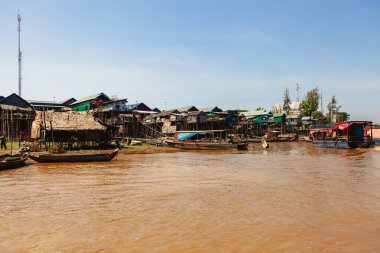 Tonle SAP, Kamboçya - Şubat 2014: Kampong Phluk köyü kuraklık döneminde. Siem Reap, Kamboçya yakınlarındaki Kamboçya köyünün sakinlerinin yaşamı ve çalışmaları