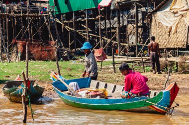Tonle SAP, Kamboçya - Şubat 2014: Kampong Phluk köyü kuraklık döneminde. Siem Reap, Kamboçya yakınlarındaki Kamboçya köyünün sakinlerinin yaşamı ve çalışmaları