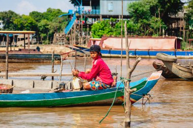 Tonle SAP, Kamboçya - Şubat 2014: Kampong Phluk köyü kuraklık döneminde. Siem Reap, Kamboçya yakınlarındaki Kamboçya köyünün sakinlerinin yaşamı ve çalışmaları