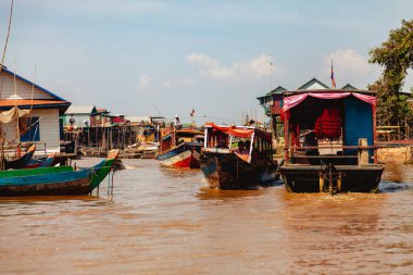 Tonle SAP, Kamboçya - Şubat 2014: Kampong Phluk köyü kuraklık döneminde. Siem Reap, Kamboçya yakınlarındaki Kamboçya köyünün sakinlerinin yaşamı ve çalışmaları