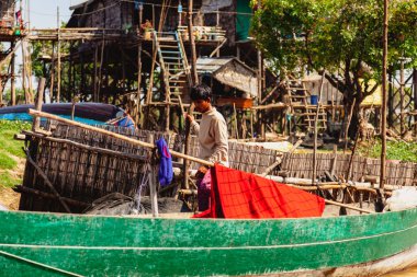 Tonle SAP, Kamboçya - Şubat 2014: Kampong Phluk köyü kuraklık döneminde. Siem Reap, Kamboçya yakınlarındaki Kamboçya köyünün sakinlerinin yaşamı ve çalışmaları