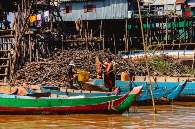 Tonle SAP, Kamboçya - Şubat 2014: Kampong Phluk köyü kuraklık döneminde. Siem Reap, Kamboçya yakınlarındaki Kamboçya köyünün sakinlerinin yaşamı ve çalışmaları