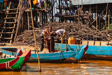 Tonle SAP, Kamboçya - Şubat 2014: Kampong Phluk köyü kuraklık döneminde. Siem Reap, Kamboçya yakınlarındaki Kamboçya köyünün sakinlerinin yaşamı ve çalışmaları