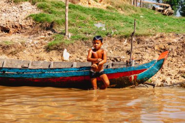 Tonle SAP, Kamboçya - Şubat 2014: Kampong Phluk köyü kuraklık döneminde. Siem Reap, Kamboçya yakınlarındaki Kamboçya köyünün sakinlerinin yaşamı ve çalışmaları