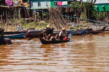 Tonle SAP, Kamboçya - Şubat 2014: Kampong Phluk köyü kuraklık döneminde. Siem Reap, Kamboçya yakınlarındaki Kamboçya köyünün sakinlerinin yaşamı ve çalışmaları