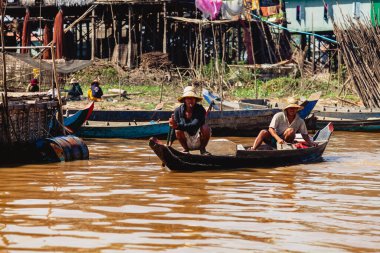 Tonle SAP, Kamboçya - Şubat 2014: Kampong Phluk köyü kuraklık döneminde. Siem Reap, Kamboçya yakınlarındaki Kamboçya köyünün sakinlerinin yaşamı ve çalışmaları