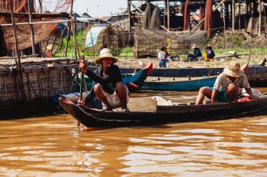 Tonle SAP, Kamboçya - Şubat 2014: Kampong Phluk köyü kuraklık döneminde. Siem Reap, Kamboçya yakınlarındaki Kamboçya köyünün sakinlerinin yaşamı ve çalışmaları
