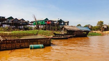 Tonle SAP, Kamboçya - Şubat 2014: Kampong Phluk köyü kuraklık döneminde. Siem Reap, Kamboçya yakınlarındaki Kamboçya köyünün sakinlerinin yaşamı ve çalışmaları