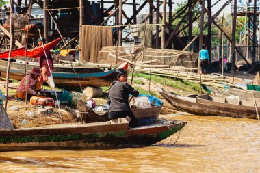 Tonle SAP, Kamboçya - Şubat 2014: Kampong Phluk köyü kuraklık döneminde. Siem Reap, Kamboçya yakınlarındaki Kamboçya köyünün sakinlerinin yaşamı ve çalışmaları