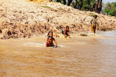 Tonle SAP, Kamboçya - Şubat 2014: Kampong Phluk köyü kuraklık döneminde. Siem Reap, Kamboçya yakınlarındaki Kamboçya köyünün sakinlerinin yaşamı ve çalışmaları