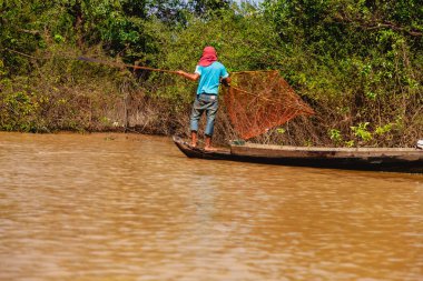 Tonle SAP, Kamboçya - Şubat 2014: Kampong Phluk köyü kuraklık döneminde. Siem Reap, Kamboçya yakınlarındaki Kamboçya köyünün sakinlerinin yaşamı ve çalışmaları