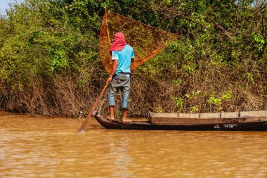 Tonle SAP, Kamboçya - Şubat 2014: Kampong Phluk köyü kuraklık döneminde. Siem Reap, Kamboçya yakınlarındaki Kamboçya köyünün sakinlerinin yaşamı ve çalışmaları