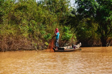 Tonle SAP, Kamboçya - Şubat 2014: Kampong Phluk köyü kuraklık döneminde. Siem Reap, Kamboçya yakınlarındaki Kamboçya köyünün sakinlerinin yaşamı ve çalışmaları