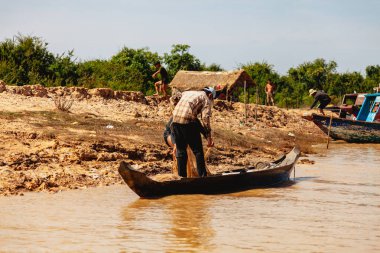 Tonle SAP, Kamboçya - Şubat 2014: Kampong Phluk köyü kuraklık döneminde. Siem Reap, Kamboçya yakınlarındaki Kamboçya köyünün sakinlerinin yaşamı ve çalışmaları