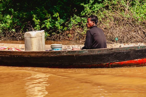 Tonle SAP, Kamboçya - Şubat 2014: Kampong Phluk köyü kuraklık döneminde. Siem Reap, Kamboçya yakınlarındaki Kamboçya köyünün sakinlerinin yaşamı ve çalışmaları