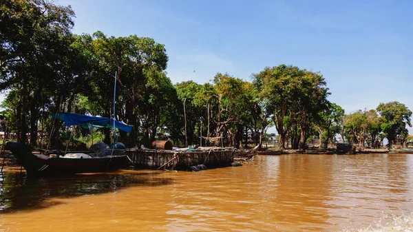 Tonle SAP, Kamboçya - Şubat 2014: Kampong Phluk köyü kuraklık döneminde. Siem Reap, Kamboçya yakınlarındaki Kamboçya köyünün sakinlerinin yaşamı ve çalışmaları