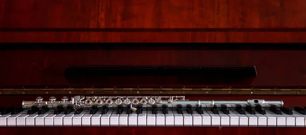 Piyanolu Flüt Piyano Tuşlarında Flüt Konser Yaratıcılığının Müzikal Tasarımı Için — Stok fotoğraf