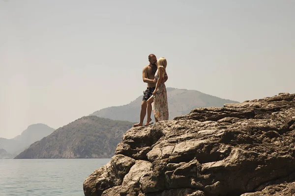 Glückliche Mädchen Und Männer Strandkleidung Küssen Sich Auf Der Küstenklippe — Stockfoto
