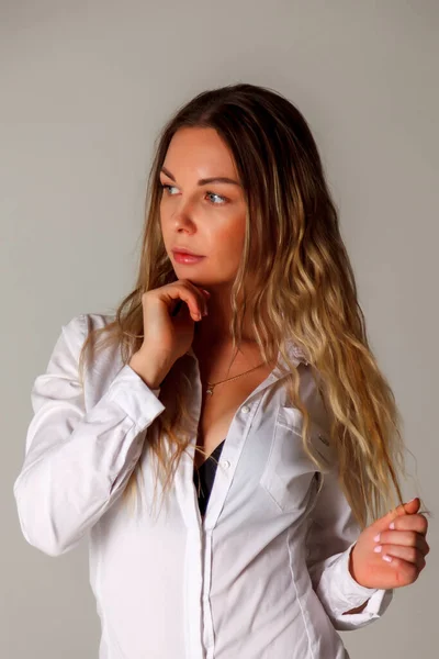 Chica Aspecto Eslavo Camisa Blanca Sobre Fondo Gris Mujer Joven —  Fotos de Stock