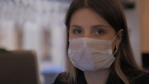 Meisje Van Slavische Verschijning Medisch Masker Rubber Handschoenen Werkt Computer — Stockvideo