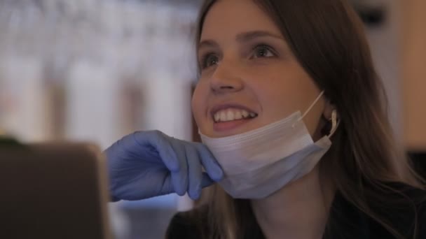 Die Slawische Erscheinung Des Mädchens Medizinischer Maske Und Gummihandschuhen Funktioniert — Stockvideo