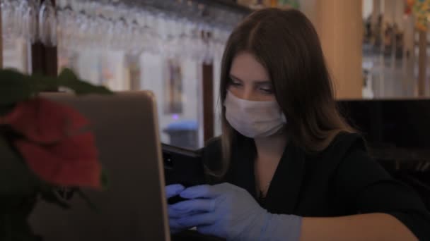 Meisje Slavische Verschijning Medisch Masker Rubber Handschoenen Werkt Computer Laptop — Stockvideo