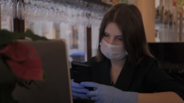 Tıbbi Maske Lastik Eldiven Takan Kız Slav Bilgisayarda Çalışır Kadın — Stok video