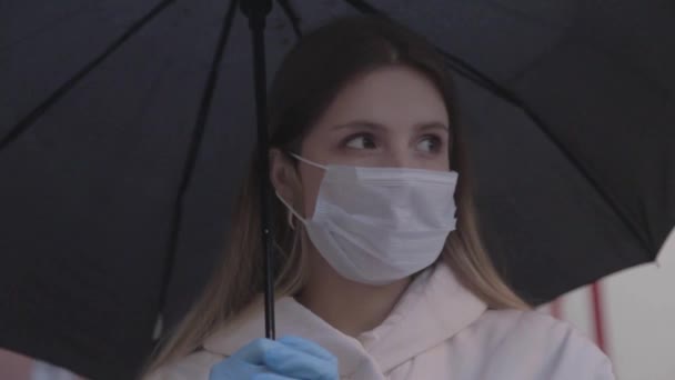 Girl Medical Mask Rubber Gloves Umbrella Woman Mask Face Street — Stock Video