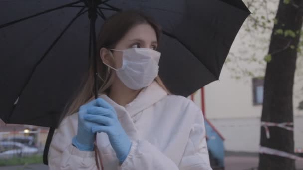 Tıbbi Maske Takan Şemsiye Altında Lastik Eldiven Takan Bir Kız — Stok video