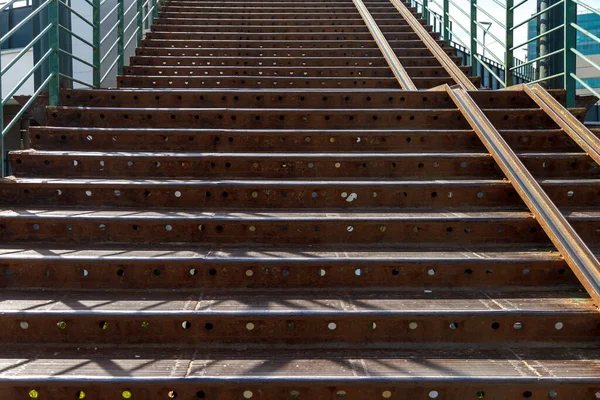 Escadas de ferro com guias para cadeiras de rodas e bondes — Fotografia de Stock