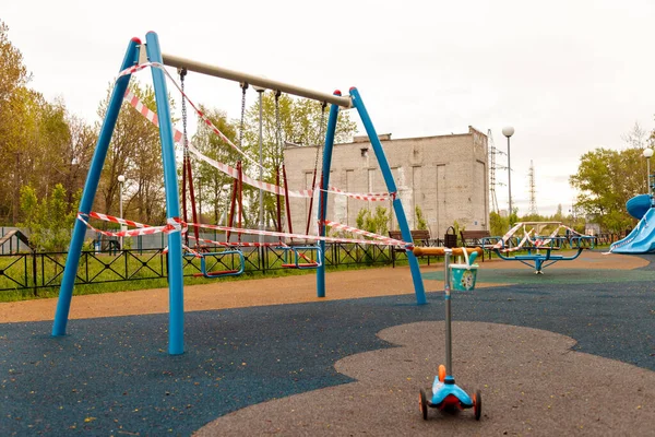 Parque infantil é fechado devido a pandemia, epidemia — Fotografia de Stock