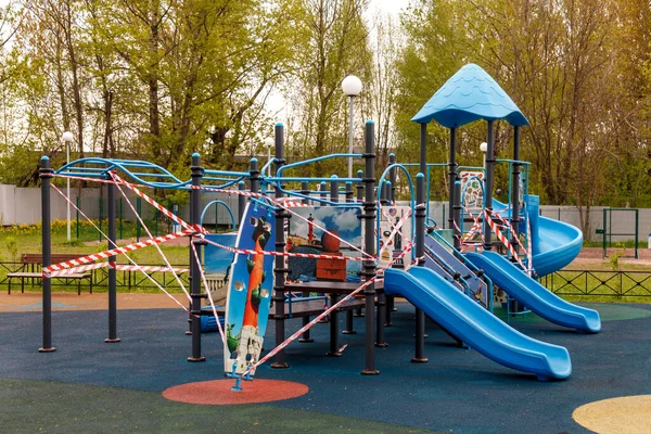 Kinderspielplatz ist wegen Pandemie, Epidemie geschlossen — Stockfoto