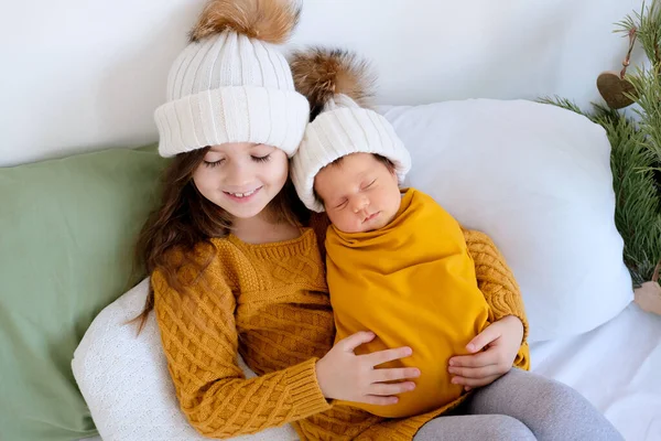 Hermana Mayor Está Sentada Abrazo Con Hermana Recién Nacida Que — Foto de Stock