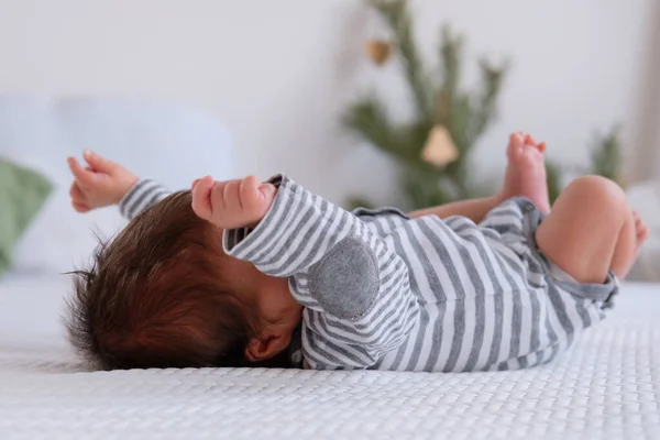 Pequeño Bebé Recién Nacido Con Ropa Rayas Con Hermoso Peinado — Foto de Stock