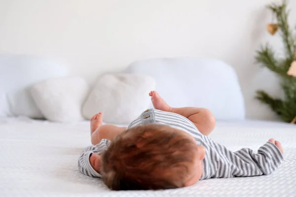 Pequeño Bebé Recién Nacido Con Ropa Rayas Con Hermoso Peinado — Foto de Stock