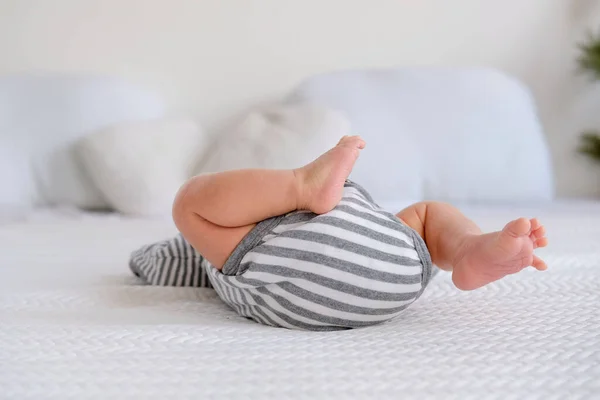 Pequeño Bebé Recién Nacido Con Ropa Rayas Con Hermoso Peinado — Foto de Stock