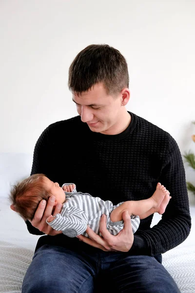 Padre Cariñoso Con Ropa Negra Sostiene Sus Brazos Hijo Recién — Foto de Stock